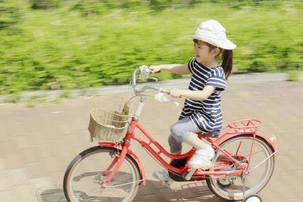 Japonská dívka jezdila na kole (4 roky) — Stock fotografie