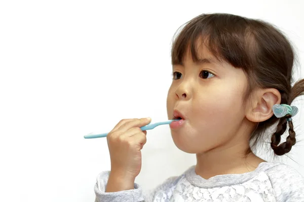 Japonais fille brossant ses dents (4 ans ) — Photo