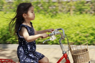 Japon kız Bisiklete binme (4 yaşında)