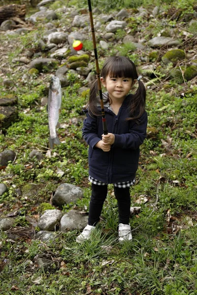 Ιαπωνικό κορίτσι αλίευση ψαριών (4 ετών) — Φωτογραφία Αρχείου