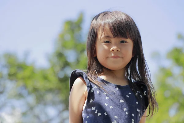 Японська дівчина під блакитним небом (4 років) — стокове фото