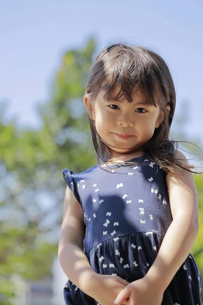 Japanese girl under the blue sky (4 years old) — Stock Photo, Image