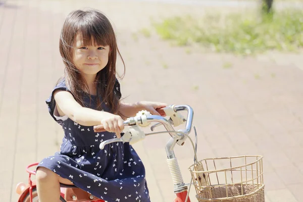 Japon kız Bisiklete binme (4 yaşında)