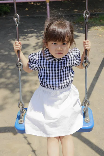 Japonesa chica en el swing (4 años de edad ) —  Fotos de Stock