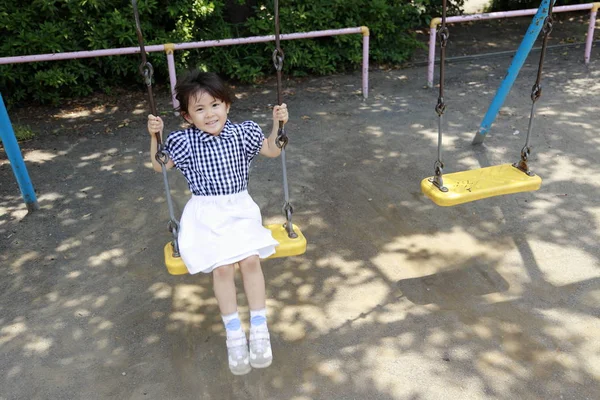 Japonesa chica en el swing (4 años de edad ) —  Fotos de Stock