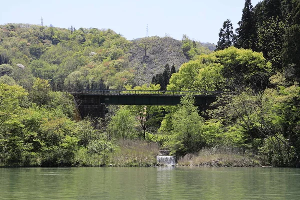 Rio Agano e ponte da linha oeste de Banetsu em Niigata, Japão — Fotografia de Stock