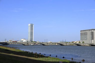 Niigata Shinano nehri ve Bandai köprüsü, Japonya