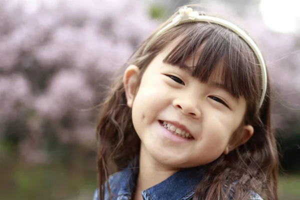 Menina japonesa e flores de cereja (4 anos ) — Fotografia de Stock