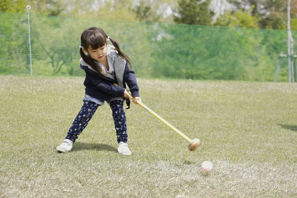 Menina japonesa jogando com colocar golfe (4 anos de idade ) — Fotografia de Stock