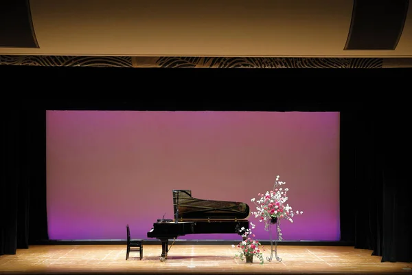 Piano grande no palco — Fotografia de Stock