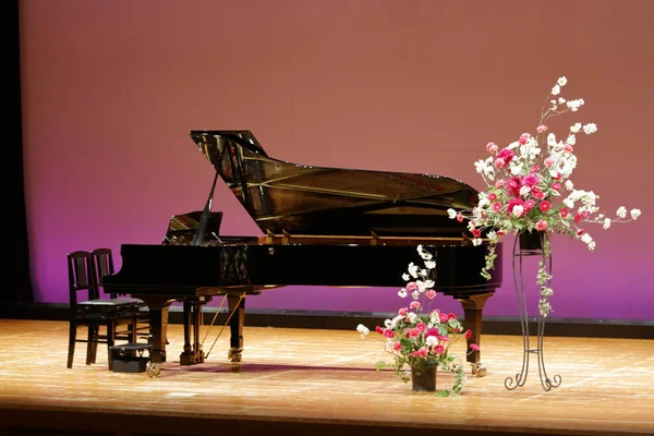 Zongora a színpadon — Stock Fotó