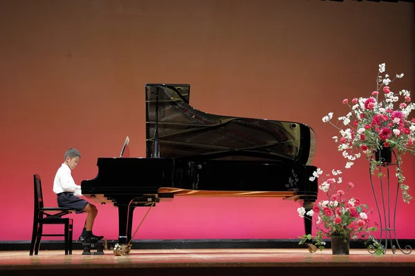 舞台でピアノを弾く日本人少年(小学4年生)) — ストック写真