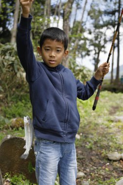 Japon çocuk balık yakalamak (ilkokulda dördüncü sınıf)