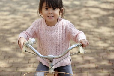 Japon kız Bisiklete binme (4 yaşında)