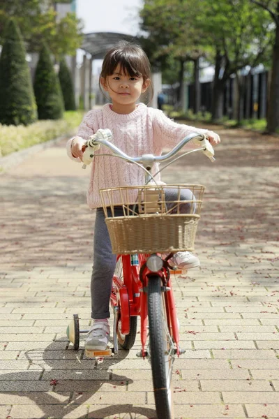 Японская девушка на велосипеде (4 года) ) — стоковое фото