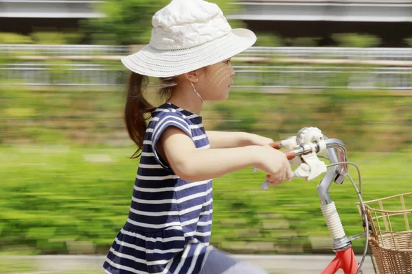 Ragazza giapponese in bicicletta (4 anni) ) — Foto Stock