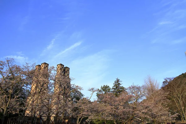 Nirayama reverberatory κλιβάνους και ανθισμένες κερασιές σε Izu, Σιζουόκα, Ιαπωνία — Φωτογραφία Αρχείου