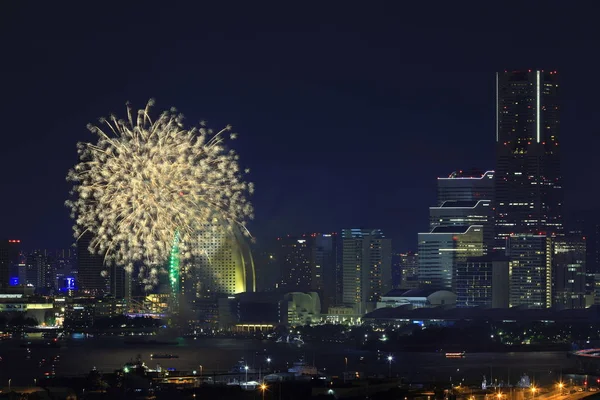 Fyrverkerier i Yokohama port festival på Kanagawa, Japan — Stockfoto