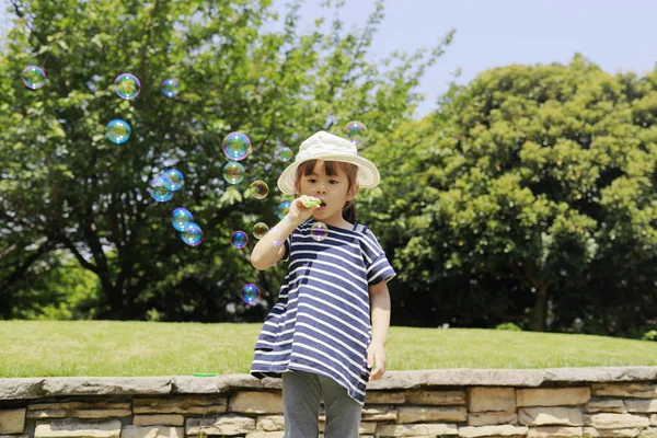 Japans meisje spelen met Bubble onder de blauwe hemel (4 jaar oud) — Stockfoto