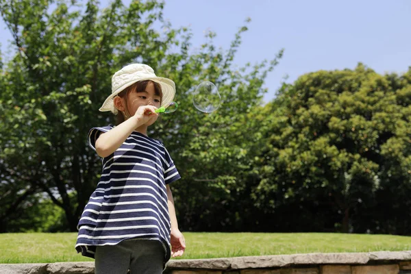 Menina japonesa brincando com bolha sob o céu azul (4 anos ) — Fotografia de Stock