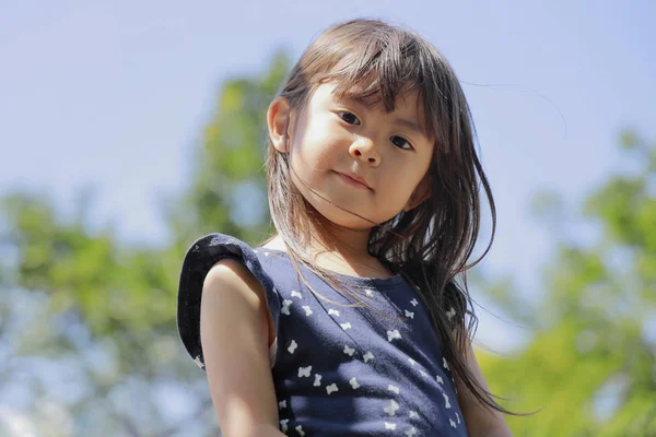 Japanese girl under the blue sky (4 years old) — Stock Photo, Image