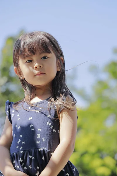 Mavi gökyüzü altında Japon kız (4 yaşında) — Stok fotoğraf