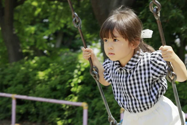 Menina japonesa no balanço (4 anos ) — Fotografia de Stock