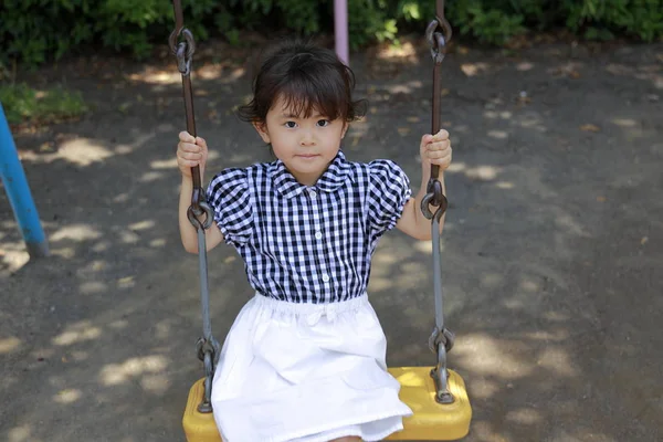 Japanese girl on the swing (4 years old) — Stock Photo, Image