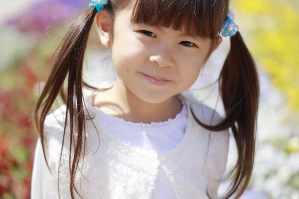 Японська дівчина і квітник (4 роки) — стокове фото