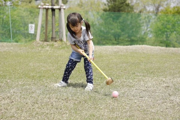 日本女孩玩放高尔夫(4岁)) — 图库照片