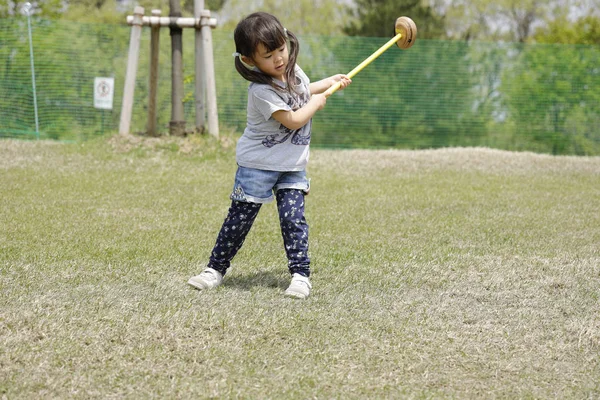 Japanese girl playing with putting golf (4 years old) — Stock Photo, Image
