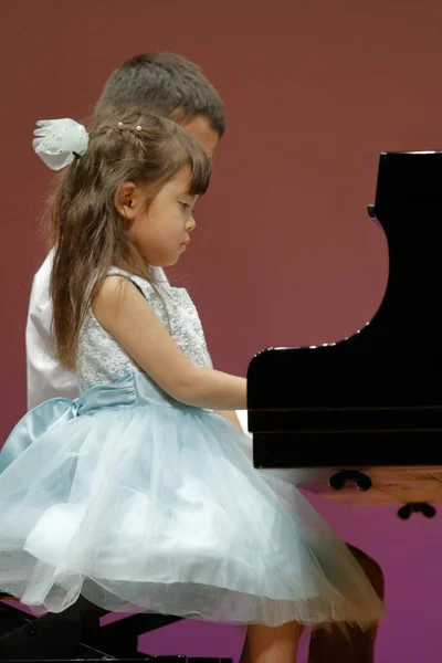 Japanska bror och syster spelar piano på scen (9 år gammal pojke och 4 år gammal flicka) — Stockfoto