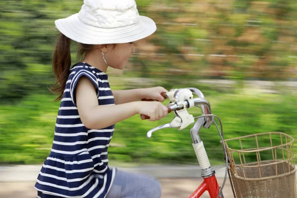 Ragazza giapponese in bicicletta (4 anni) ) — Foto Stock