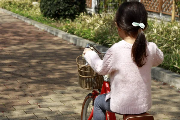 Japanisches Mädchen auf dem Fahrrad (4 Jahre alt)) — Stockfoto