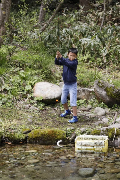 Japonés niño la captura de peces (cuarto grado en la escuela primaria ) — Foto de Stock