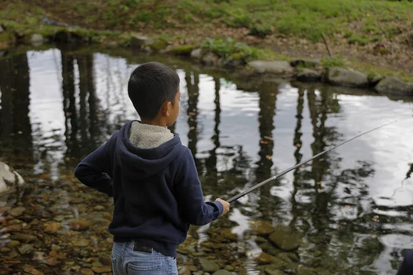 Japonés niño la captura de peces (cuarto grado en la escuela primaria ) — Foto de Stock