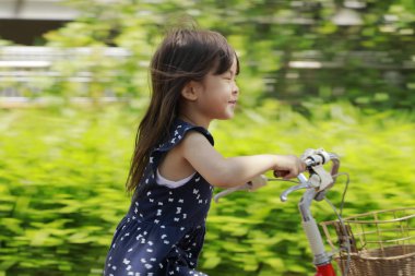 Japon kız Bisiklete binme (4 yaşında)