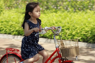 Japon kız Bisiklete binme (4 yaşında)