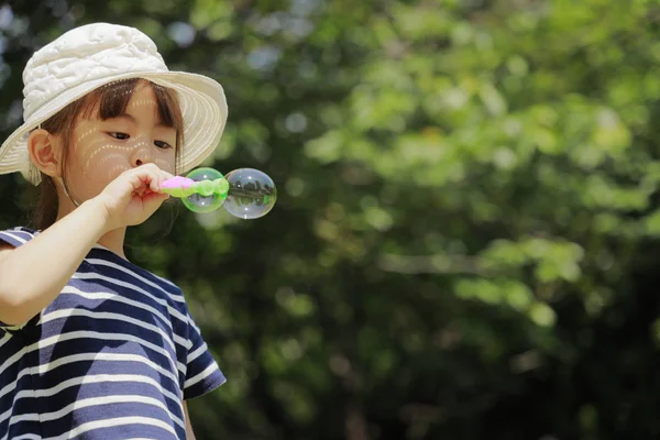青空の下で泡で遊ぶ日本の女の子(4歳)) — ストック写真