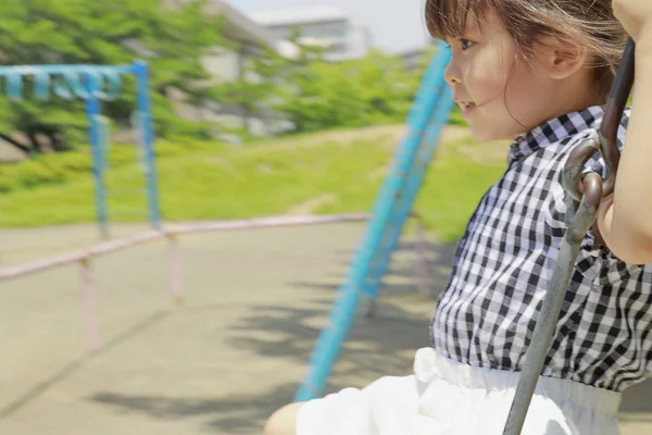 Japonais fille sur le swing (4 years old ) — Photo