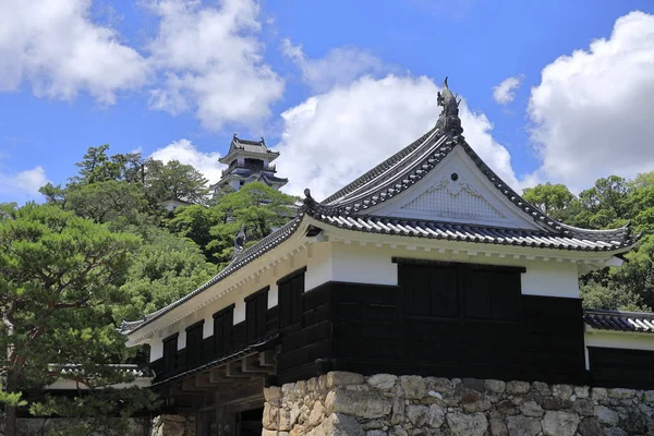 Château donjon et porte principale du château de Kochi à Kochi, Japon — Photo