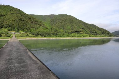 Kochi, Japonya'da Shimanto nehri üzerinde Takase köprüsü