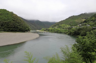 Kochi, Japonya'da Shimanto nehri üzerinde Iwama düşük su köprüsü