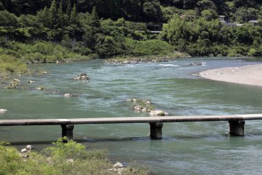 Kochi, Japonya'da Shimanto nehri üzerinde Nagaoi düşük su köprüsü