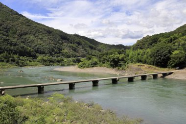 Kochi, Japonya'da Shimanto nehri üzerinde Nagaoi düşük su köprüsü