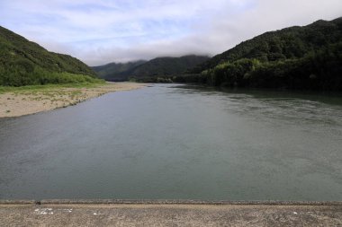 Shimanto nehri, Kochi, Japonya'daki Takase köprüsünden görünüm