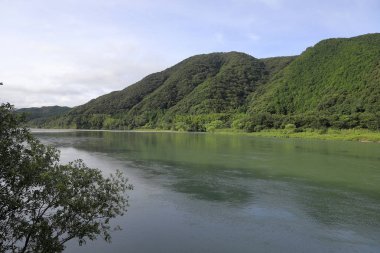 Shimanto nehri, Kochi, Japonya'daki Takase köprüsünden görünüm