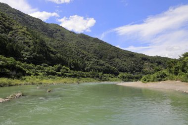 Shimanto nehri, Kochi, Japonya'da Nagaoi alçak su köprüsünden görünüm