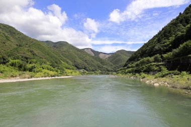 Shimanto nehri, Kochi, Japonya'da Nagaoi alçak su köprüsünden görünüm