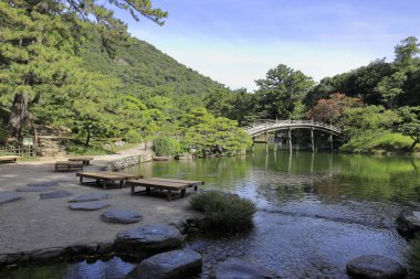 Ritsurin bahçesinde Engetsu köprüsü ve güney gölü, Takamatsu, Kagawa, Japonya